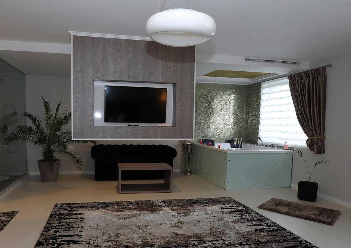 Meliss Events Otel Craiova Dış mekan fotoğraf