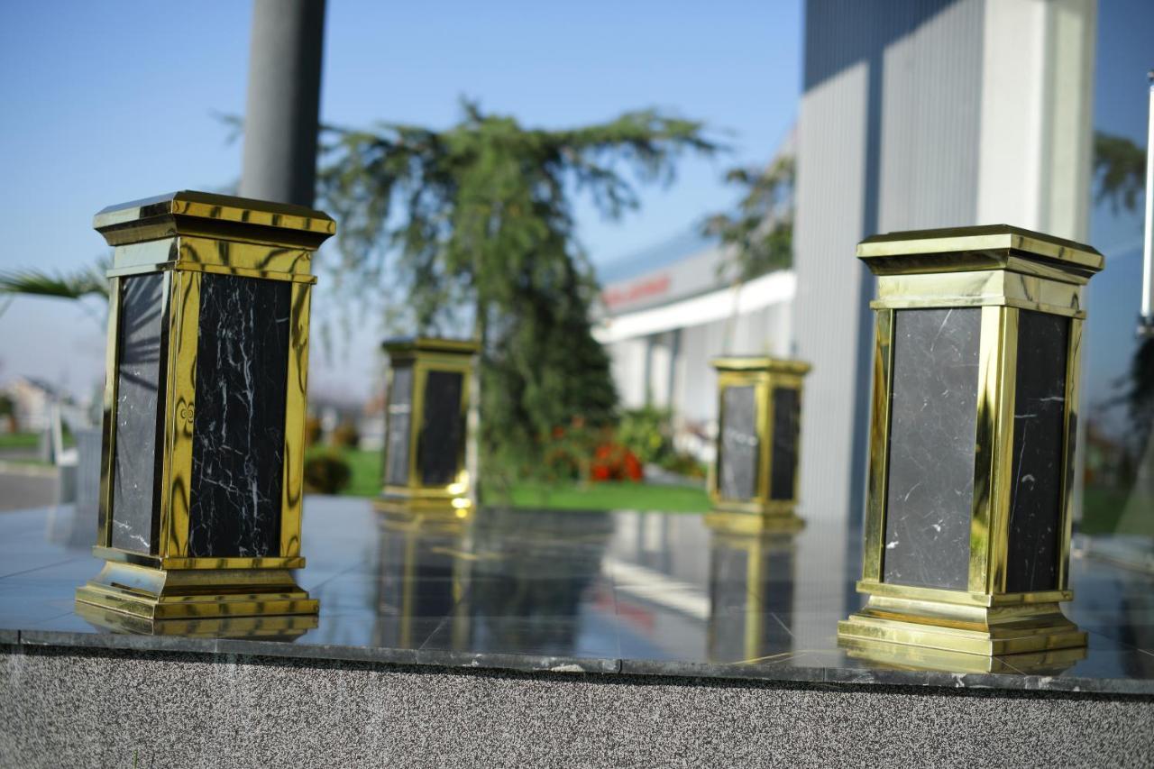 Meliss Events Otel Craiova Dış mekan fotoğraf